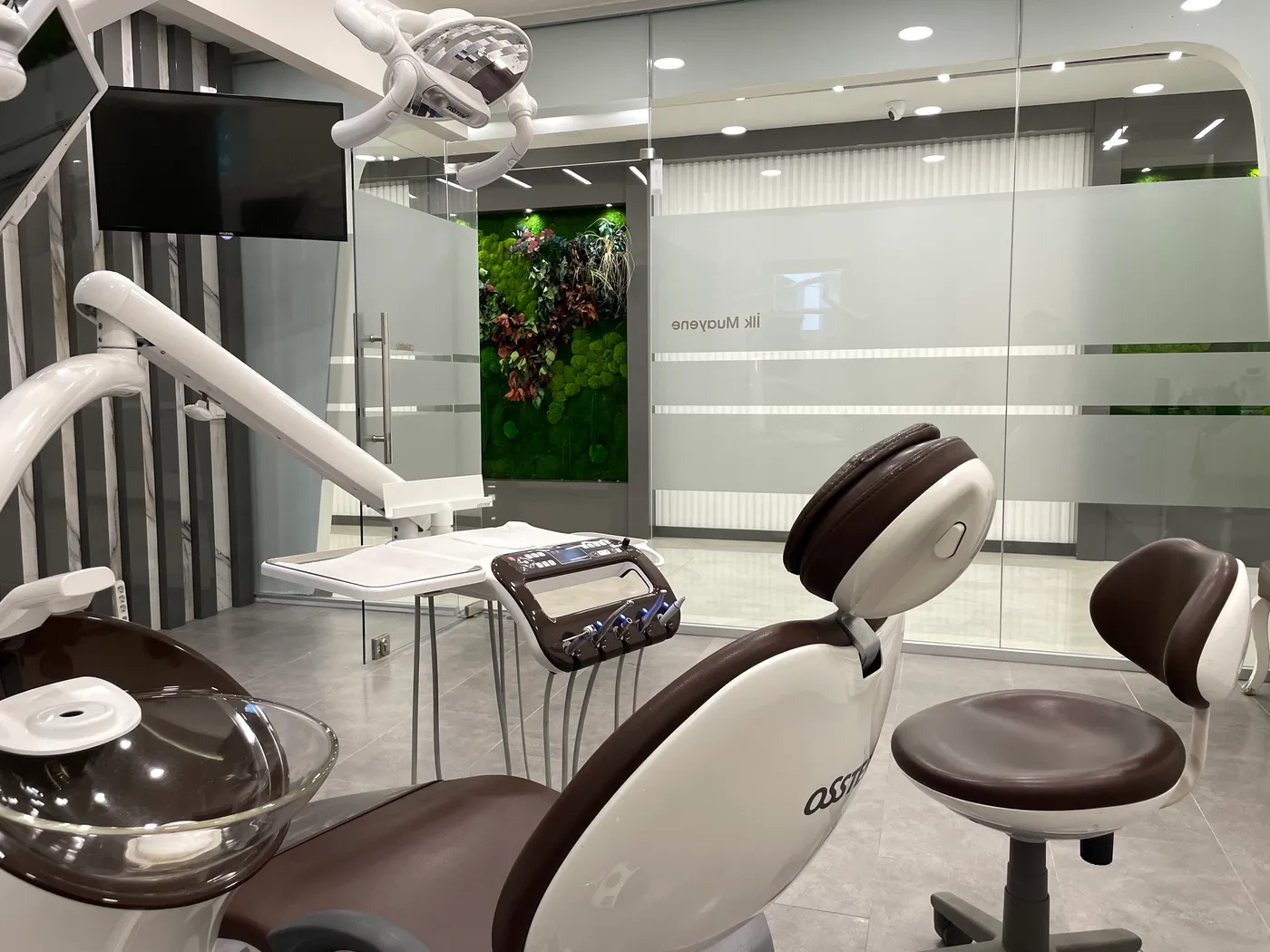 Implant consultation in a Dent Gebze treatment room