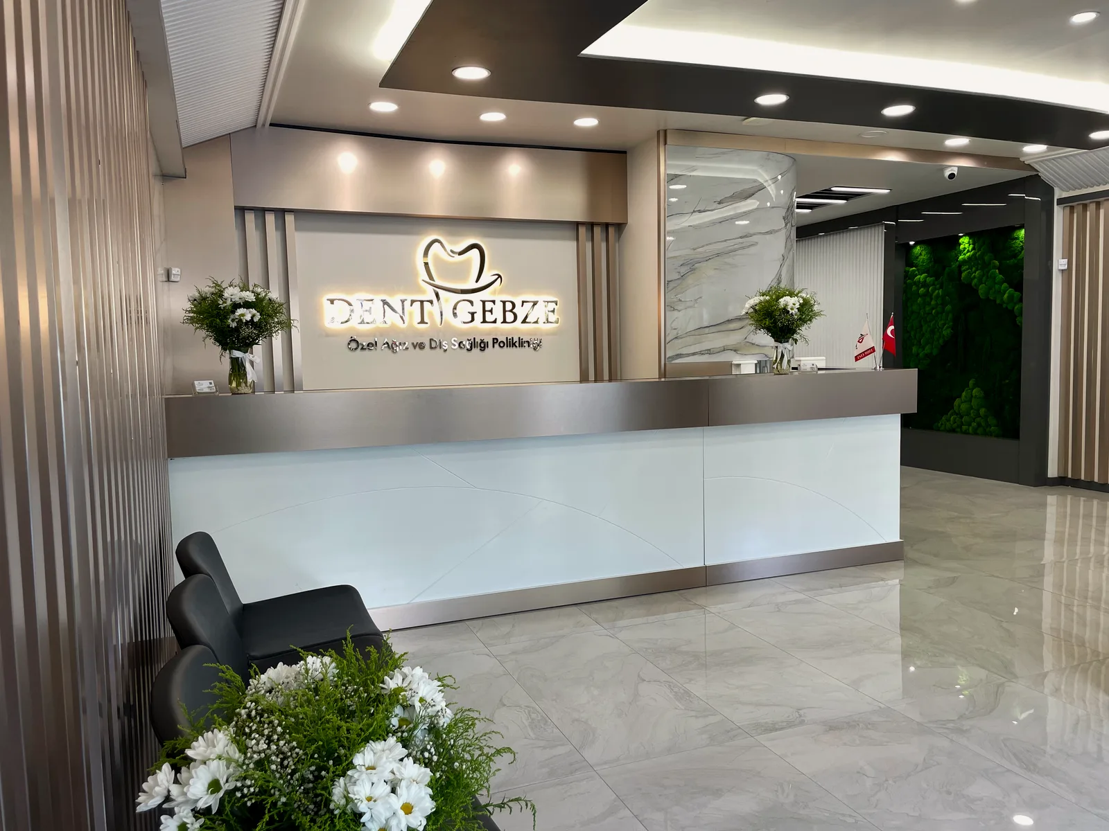 Klinik resepsiyon bankosu ve bekleme alanı